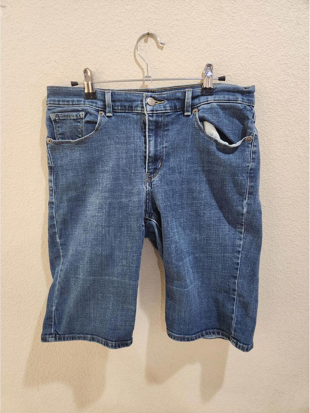 Levi’s Classic Women Bermuda Mid Rise Medium Dark Wash Size 29 denim jean shorts